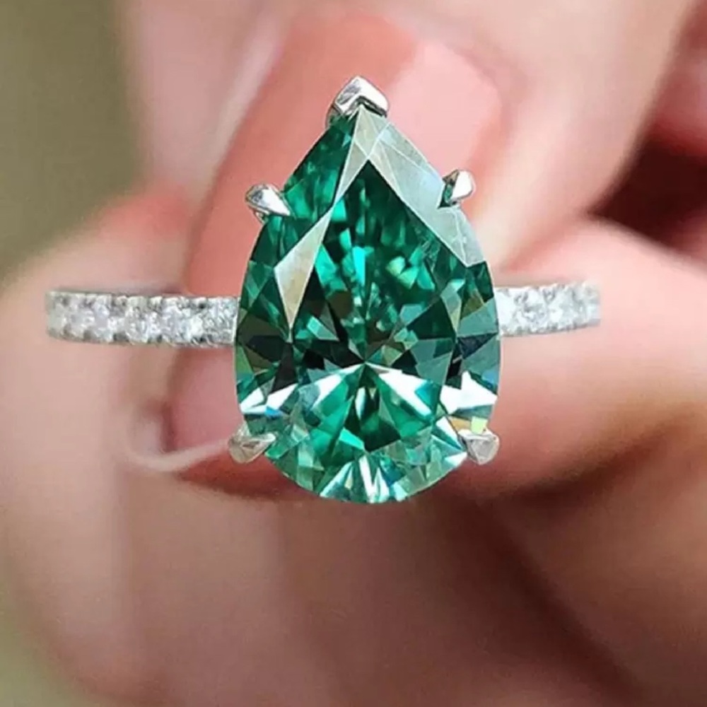 Elegant Green Teardrop Ring - Picture 3 of 5
